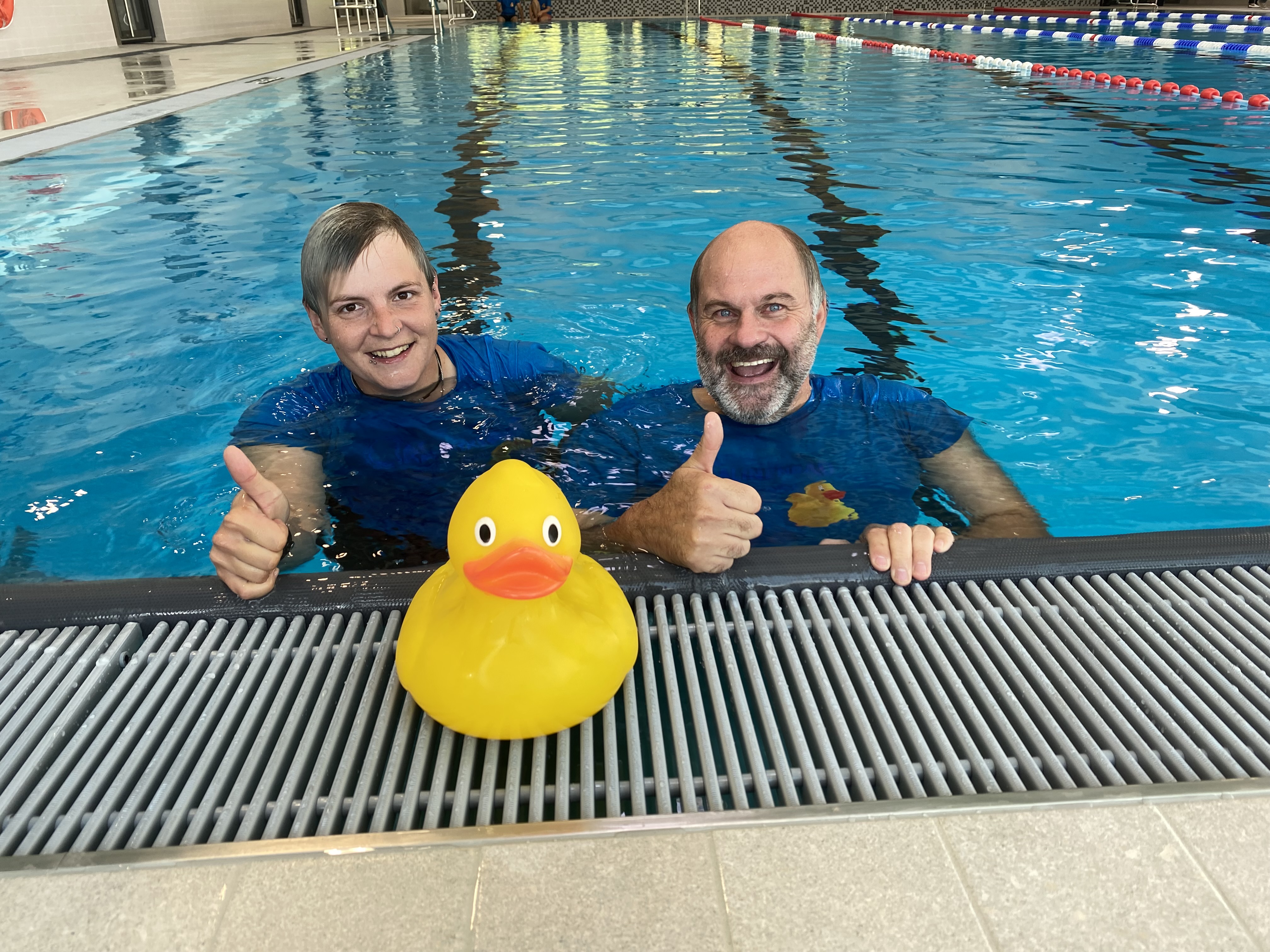 Das Salinenbad-Team weiht fröhlich das Hallenbad ein