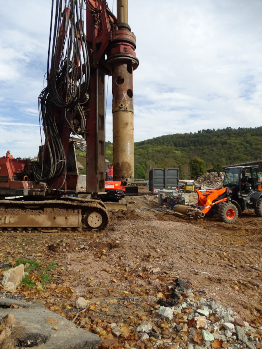 Mit schweren Gerät gehen die Arbeiten im Salinenbad gut voran