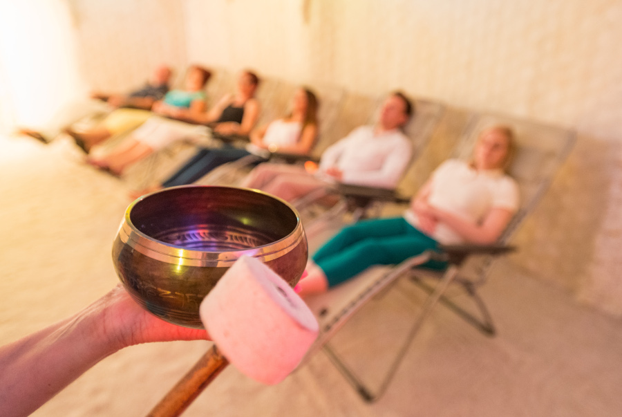 Klangschalenmeditation in den crucenia Totes-Meer-Salzgrotten