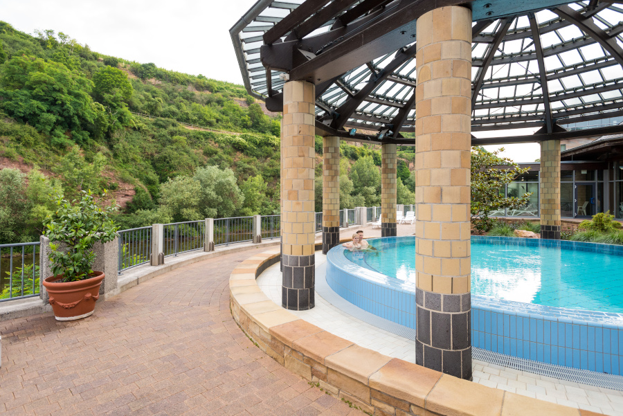 Außenbecken der crucenia thermen mit schöner Terrasse