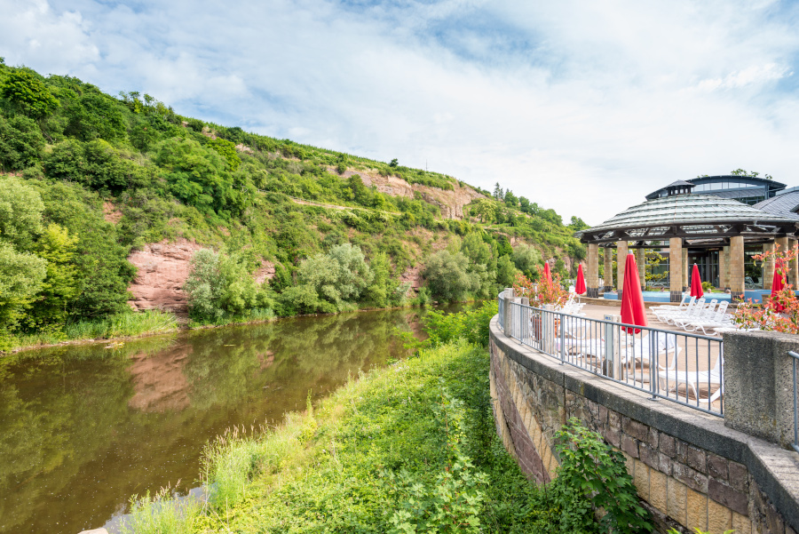 Terasse der crucenia thermen mit Blick auf die Nahe